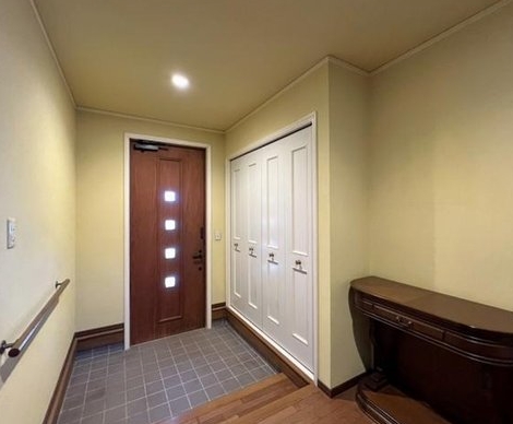 町田市本町田の中古戸建ての玄関の写真