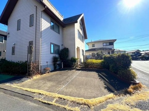 町田市本町田の中古戸建ての駐車場の写真