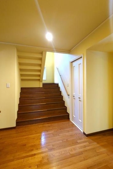 町田市本町田の中古戸建ての階段の写真