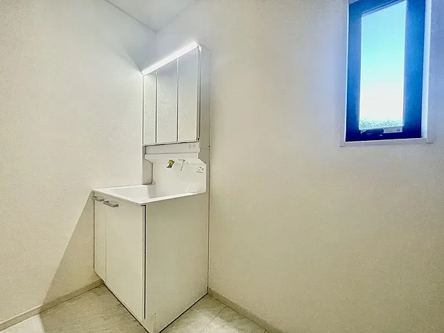 町田市上小山田町の中古戸建て10の洗面化粧台の写真
