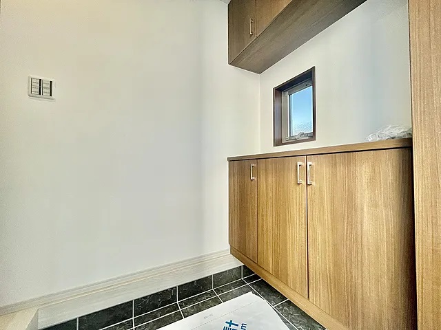 町田市上小山田町の中古戸建て11の玄関の写真