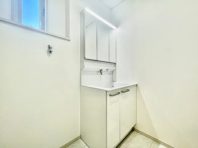 町田市上小山田町の中古戸建て12の洗面化粧台の写真