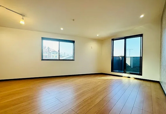 町田市上小山田町の中古戸建てのリビングの写真