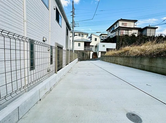 町田市上小山田町の中古戸建ての駐車場の写真