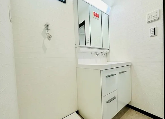 町田市上小山田町の中古戸建ての洗面化粧台の写真