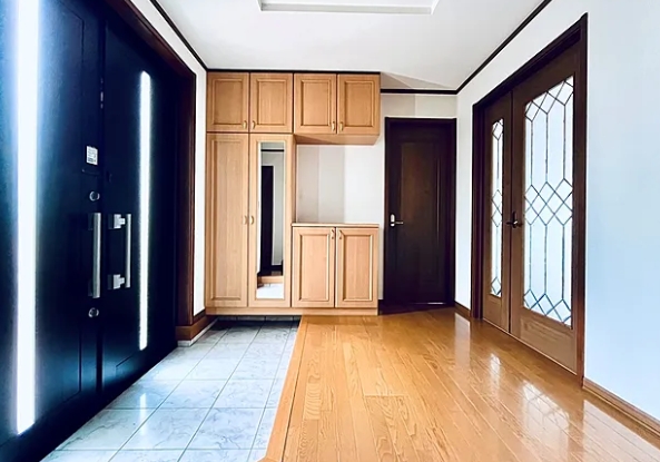 町田市能ヶ谷6丁目の中古戸建ての玄関の写真