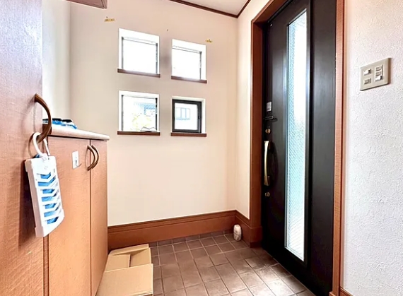 町田市小山町の中古戸建ての玄関の写真