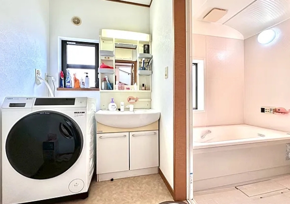 町田市小山町の中古戸建ての洗面化粧台の写真