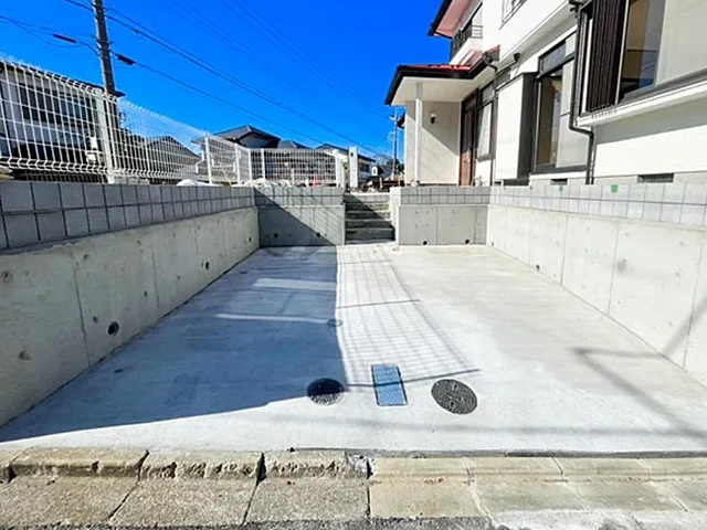 町田市真光寺3丁目の中古戸建ての駐車場の写真