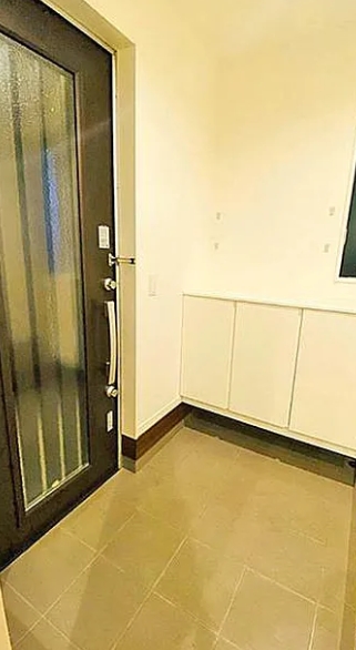町田市常盤町の中古戸建ての玄関の写真