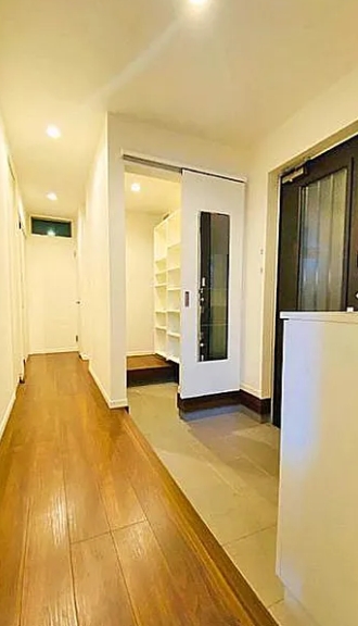 町田市常盤町の中古戸建ての玄関の写真