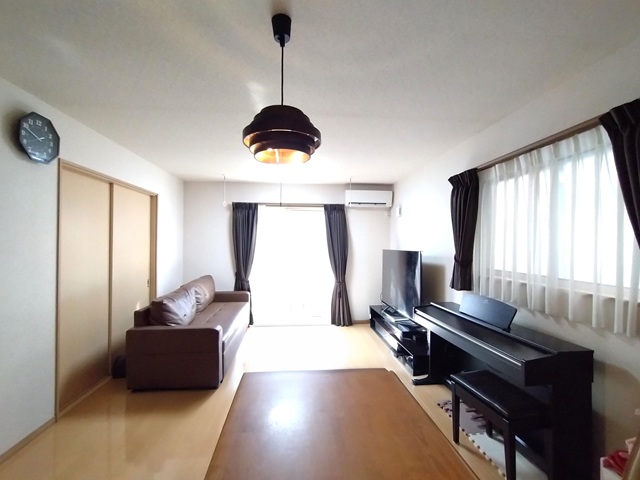 町田市鶴間6丁目の中古戸建てのリビングの写真