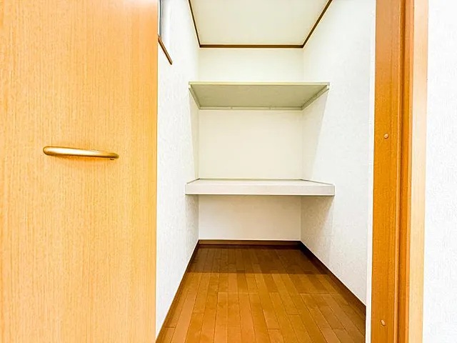町田市鶴川4丁目の中古戸建てのウォーキングクローゼットの写真