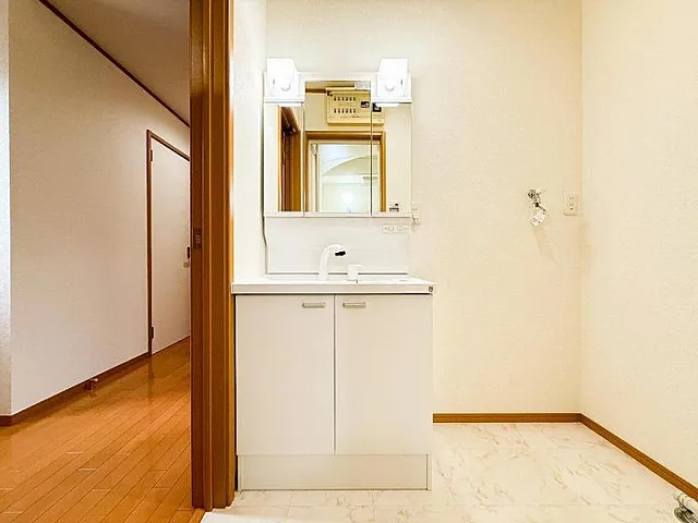 町田市鶴川4丁目の中古戸建ての洗面化粧台の写真