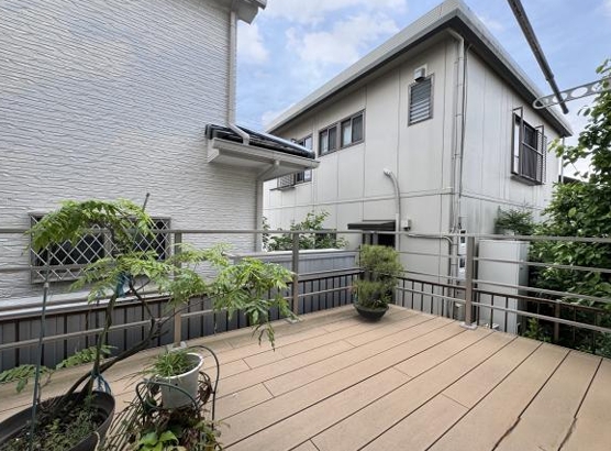 町田市鶴間1丁目の中古戸建てのウッドデッキの写真