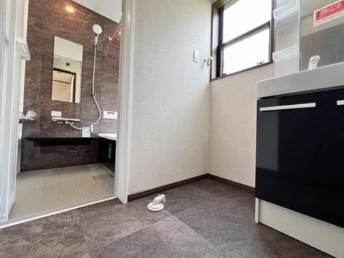 町田市山崎町の中古戸建ての洗面化粧台の写真