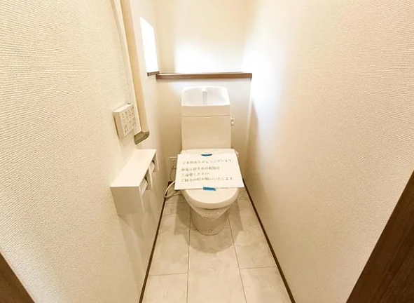 相模原市南区旭町の新築戸建てAのトイレ2Fの写真