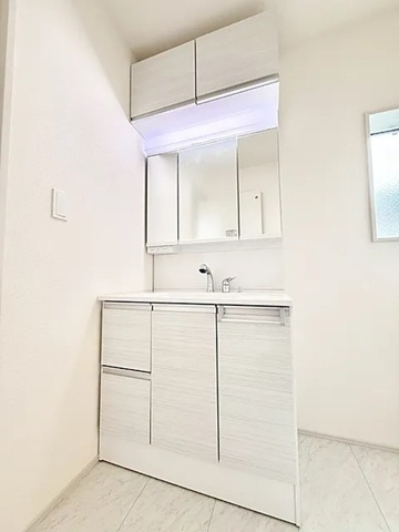 八王子市富士見町の新築戸建て2号棟の洗面化粧台の写真