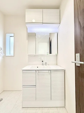 八王子市富士見町の新築戸建て3号棟の洗面化粧台の写真