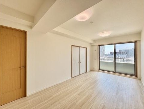 八王子市八幡町の中古マンションのリビングの写真