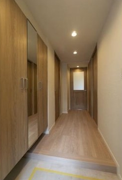 八王子市初沢町の中古マンションの廊下の写真
