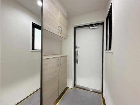 八王子市狭間町の中古マンションの玄関の写真