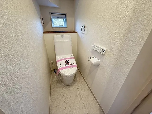 八王子市泉町の新築戸建て1号棟のトイレの写真