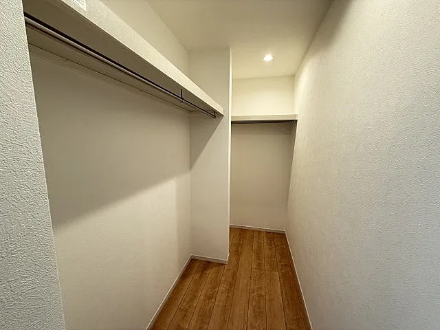 八王子市泉町の新築戸建て1号棟のウォークインクローゼットの写真