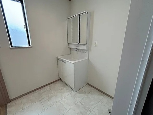 八王子市上壱分方町の新築戸建てC号棟の洗面化粧台の写真