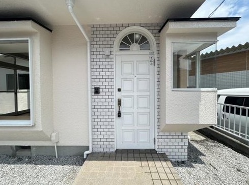 八王子市加住町2丁目の中古戸建ての玄関の写真
