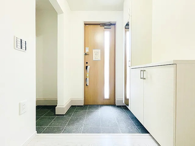 八王子市片倉町の新築戸建ての玄関の写真