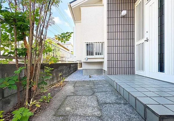 八王子市絹ケ丘１丁目の中古戸建ての玄関の写真