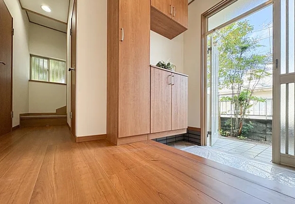 八王子市絹ケ丘１丁目の中古戸建ての玄関の写真