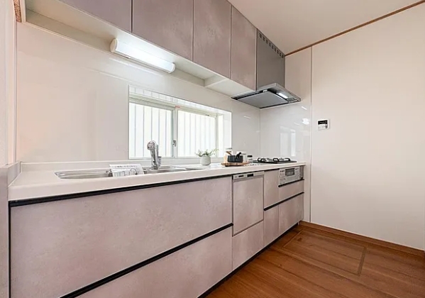 八王子市絹ケ丘１丁目の中古戸建てのキッチンの写真