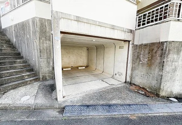 八王子市絹ケ丘１丁目の中古戸建ての駐車場の写真