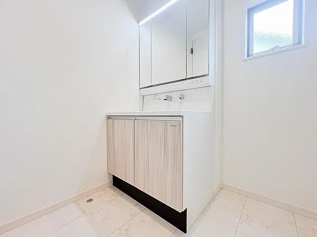 八王子市絹ヶ丘2丁目の新築戸建ての洗面化粧台1の写真