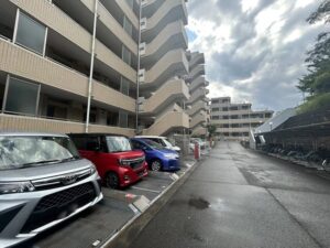 八王子市北野台5丁目の中古マンションの駐車場の写真