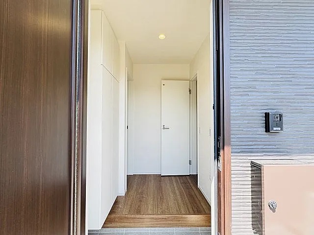 八王子市清川町の新築戸建て2号棟の玄関の写真