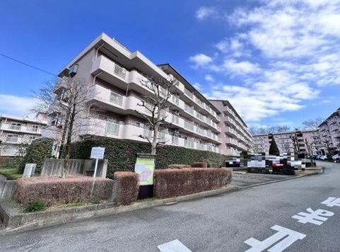 八王子市久保山町の中古マンションの外観の写真