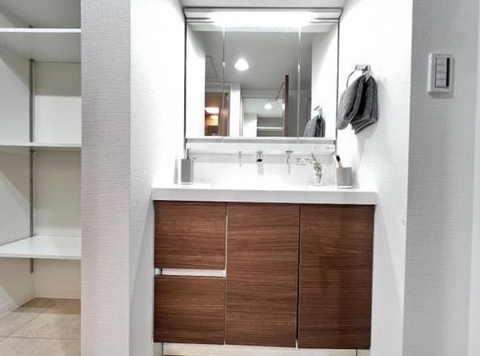 八王子市久保山町の中古マンションの洗面化粧台の写真