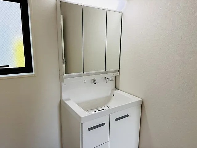 八王子市椚田町の新築戸建て2号棟の洗面化粧台の写真