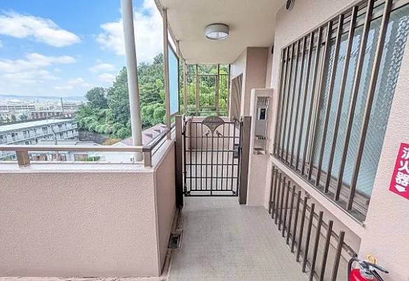 八王子市松木の中古マンションの玄関の写真