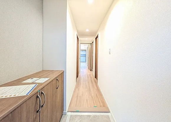 八王子市松木の中古マンションの廊下の写真