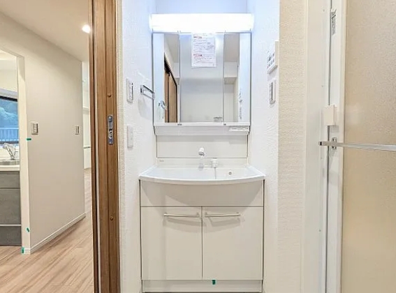 八王子市松木の中古マンションの洗面化粧台の写真