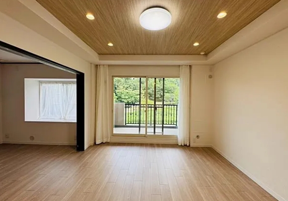 八王子市南大沢1丁目の中古マンションのリビングの写真