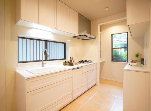 八王子市南大沢4丁目の中古戸建てのキッチンの写真