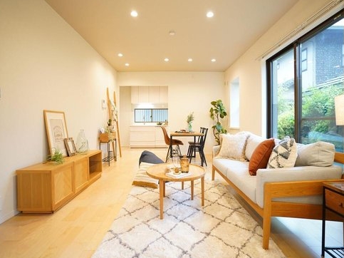 八王子市南大沢4丁目の中古戸建てのリビングの写真