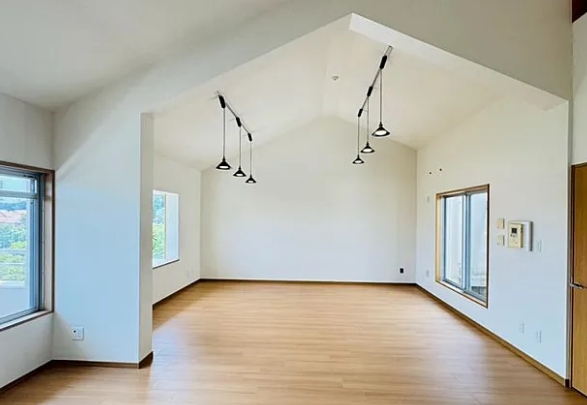 八王子市南大沢5丁目の中古マンションのリビングの写真