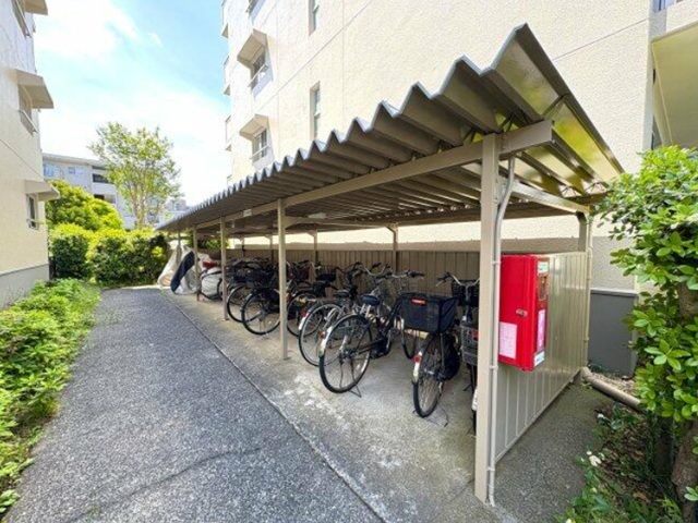 八王子市南大沢3丁目の中古マンション5階の駐輪場の写真