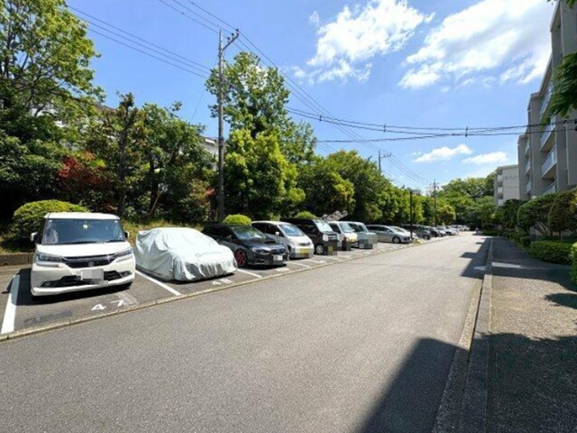 八王子市南大沢3丁目の中古マンション5階の駐車場の写真